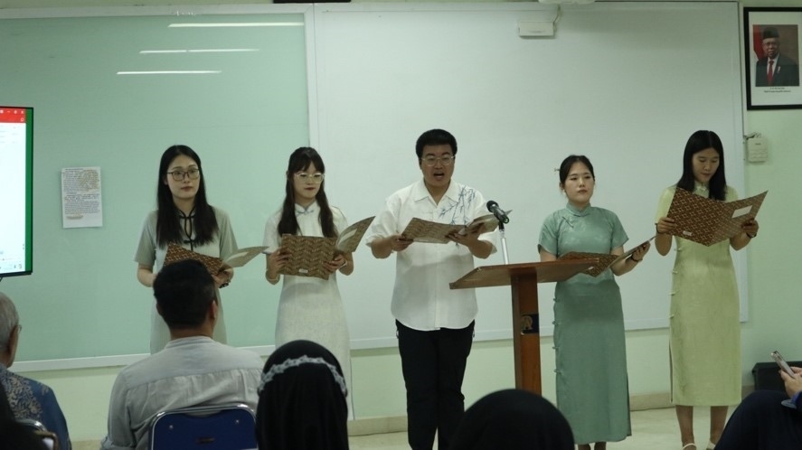 阿拉扎大學(xué)孔子學(xué)院志愿者教師表演詩(shī)朗誦?；顒?dòng)主辦方供圖