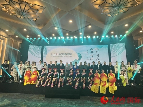 兩國(guó)嘉賓與中越藝術(shù)家現(xiàn)場(chǎng)合影。人民網(wǎng)記者 楊曄攝