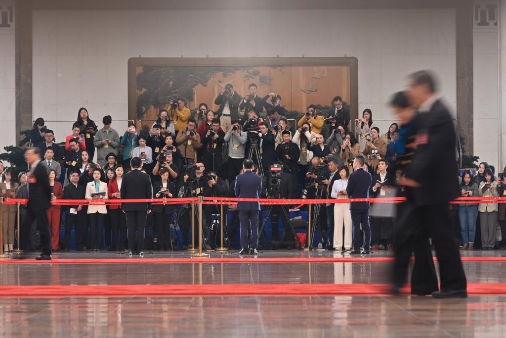 2024年3月10日，全國政協(xié)十四屆二次會議第三場“委員通道”集體采訪活動在北京人民大會堂舉行。新華社記者 宋為偉 攝