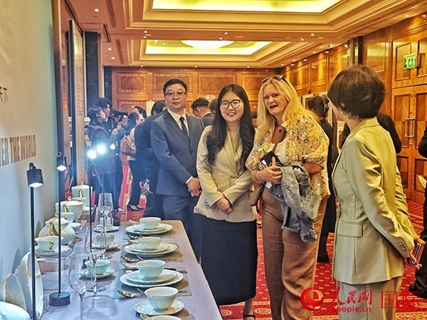 英國觀眾參觀“景德鎮(zhèn)制”區(qū)域品牌新品。人民網(wǎng)記者 邢雪攝
