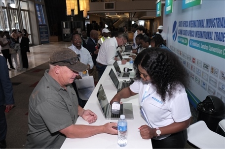 客商現(xiàn)場(chǎng)注冊(cè)參觀展會(huì)。主辦方供圖