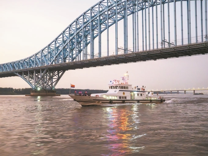 8月12日，長江航運公安局南京分局組織民警輔警駕乘警用巡邏船在轄區(qū)水域開展巡邏檢查。江寧攝