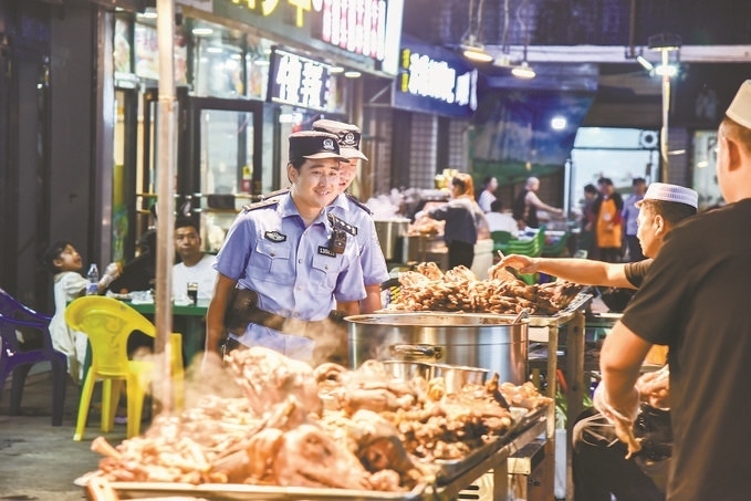 8月9日，甘肅省華亭市公安局組織民警輔警在夜市開展巡邏檢查。張亞強攝