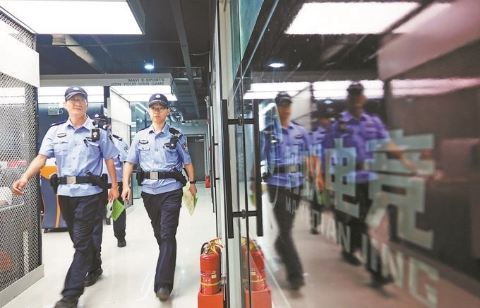 ▲7月6日，山西省新絳縣公安局龍興派出所組織警力對網吧等場所進行集中治安檢查。高新生攝