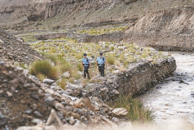 7月19日，新疆邊檢總站克州邊境管理支隊康蘇邊境檢查站民警輔警來到轄區(qū)烏恰縣康蘇水庫開展巡邏。明懿攝