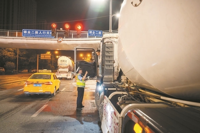 7月25日，陜西省西安市公安局交警支隊開展全市中重型貨車及面包車違法異地互查整治行動。孫崇明攝