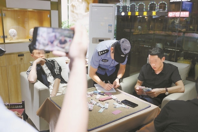 9月7日，云南省昆明市公安機關對棋牌室開展檢查。