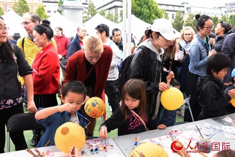 小朋友參加燈籠繪畫體驗。人民網(wǎng)記者 殷淼攝