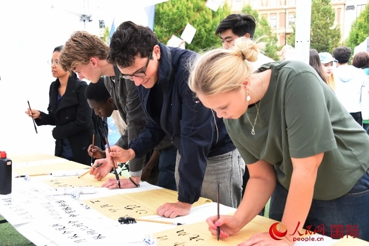 體驗中國書法。人民網(wǎng)記者 殷淼攝