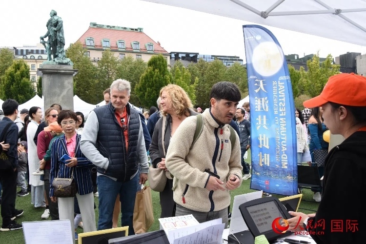 排隊等候品嘗中國美食的游客。人民網(wǎng)記者 殷淼攝