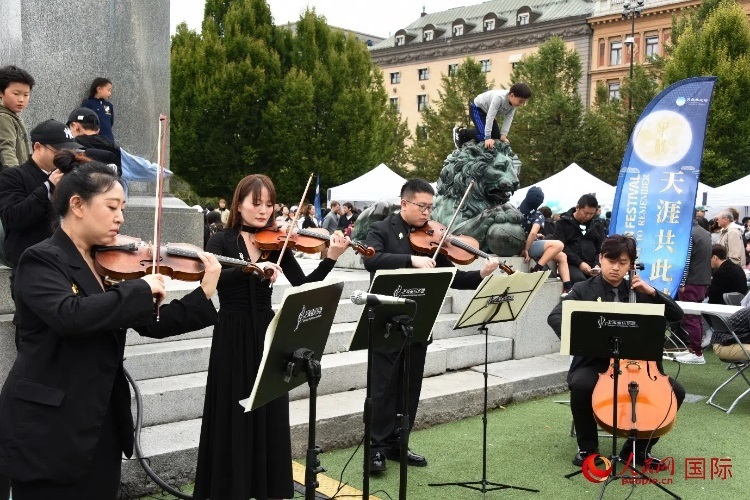 上海愛樂樂團“快閃”活動一瞥。人民網(wǎng)記者 殷淼攝