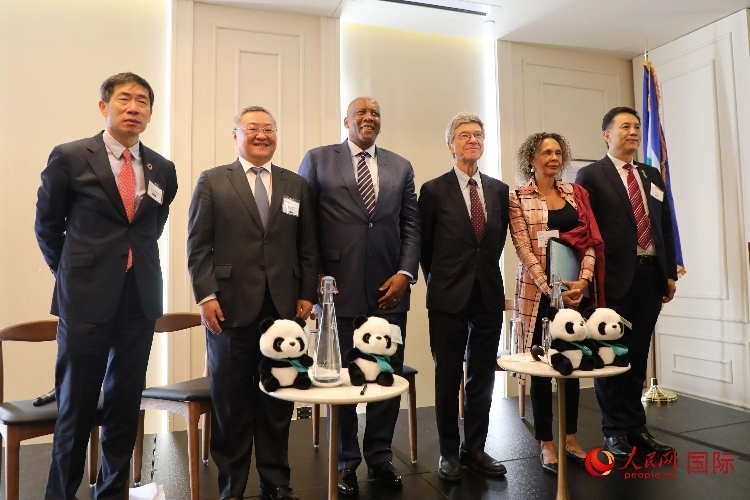 萊索托國(guó)王萊齊耶三世、中國(guó)常駐聯(lián)合國(guó)代表傅聰?shù)燃钨e出席活動(dòng)。人民網(wǎng)記者 李志偉攝