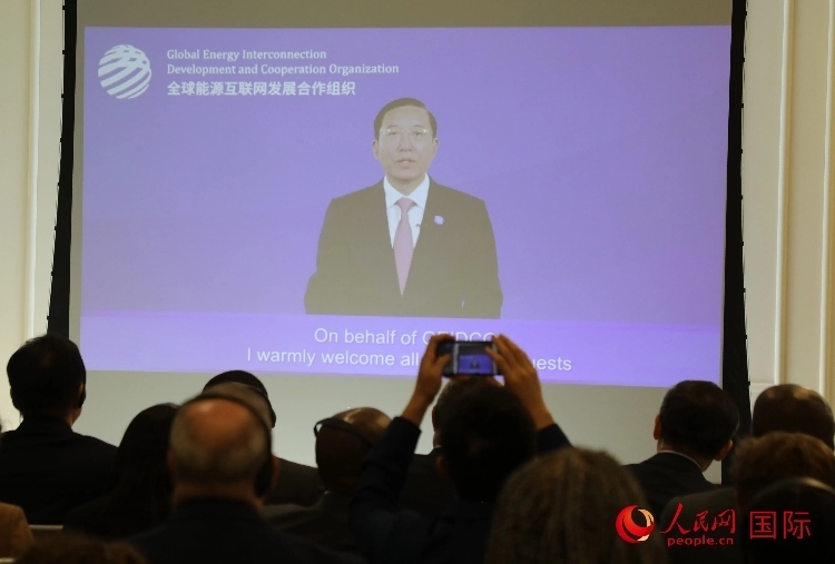 全球能源互聯(lián)網(wǎng)發(fā)展合作組織主席、中國(guó)電力企業(yè)聯(lián)合會(huì)理事長(zhǎng)辛保安通過(guò)視頻方式致辭。人民網(wǎng)記者 李志偉攝