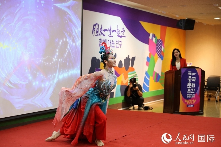 中國演員在中國文化周開幕式上表演舞蹈。人民網(wǎng)記者 莽九晨攝