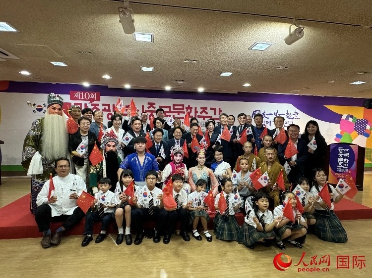 中韓雙方嘉賓和演員在中國文化周開幕式上合影留念。人民網(wǎng)記者 莽九晨攝