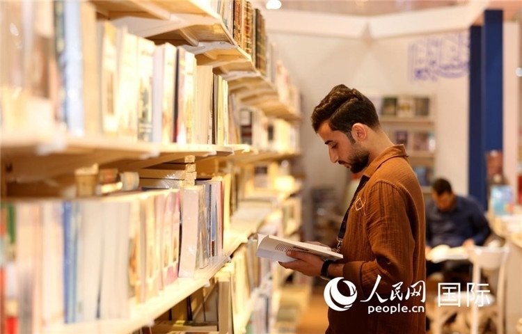 一位民眾在讀書。人民網(wǎng)中東中心分社奧馬爾·哈利勒攝