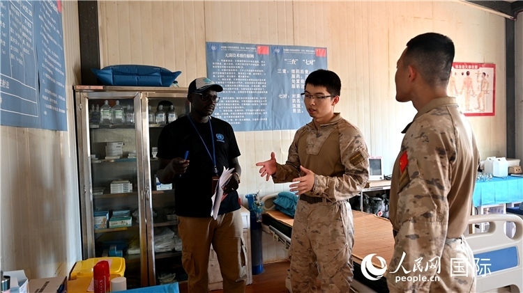 圖4 介紹醫(yī)療設(shè)施。孫千攝