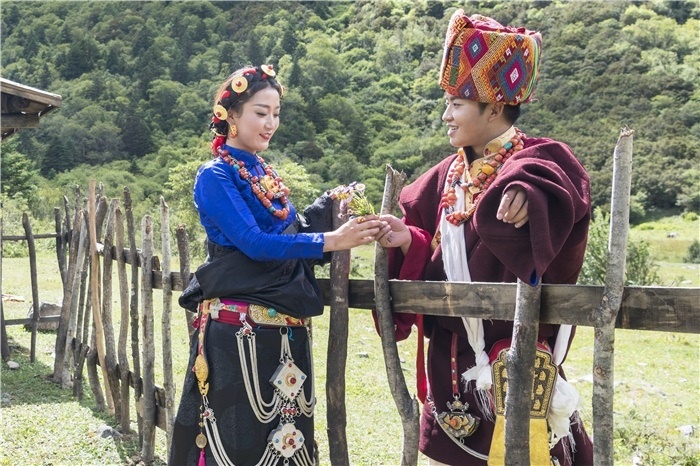 康定情歌（木格措）風(fēng)景區(qū)中的一對(duì)年輕人。林革文攝