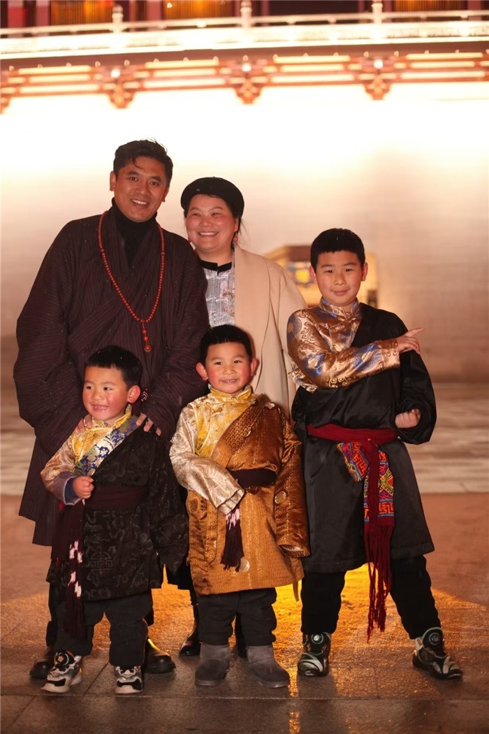 康定的節(jié)日氛圍多元和諧。圖為2024年元宵夜，洛讓銀登一家五口在旅行中拍攝的合影。資料圖片