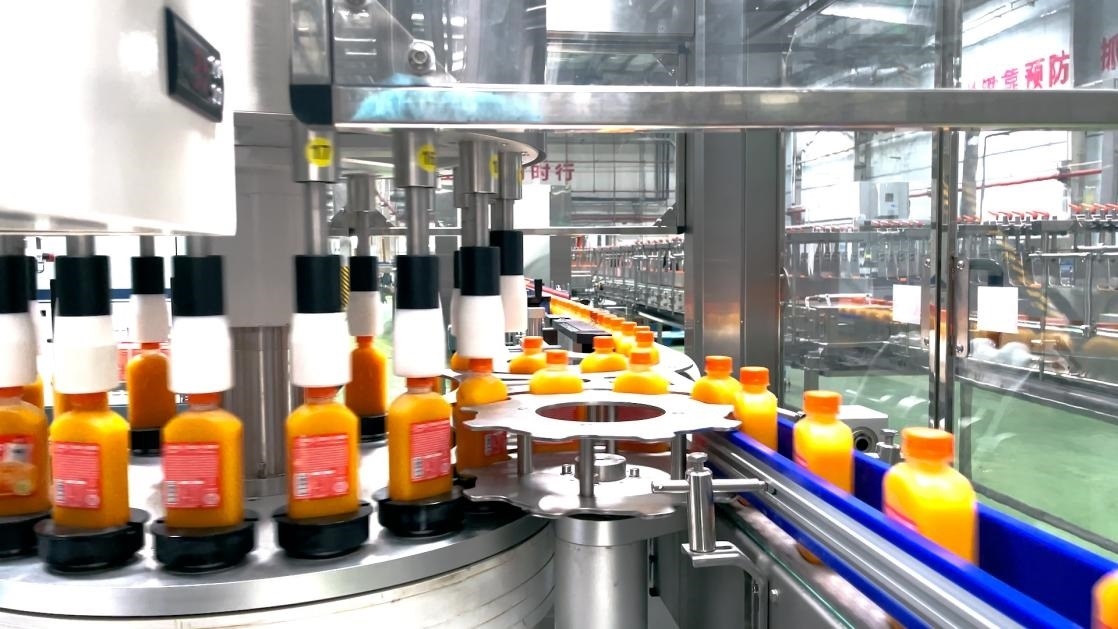 一輕食品（丹江口）產(chǎn)業(yè)園內(nèi)的桔汁飲料生產(chǎn)線。 受訪者供圖