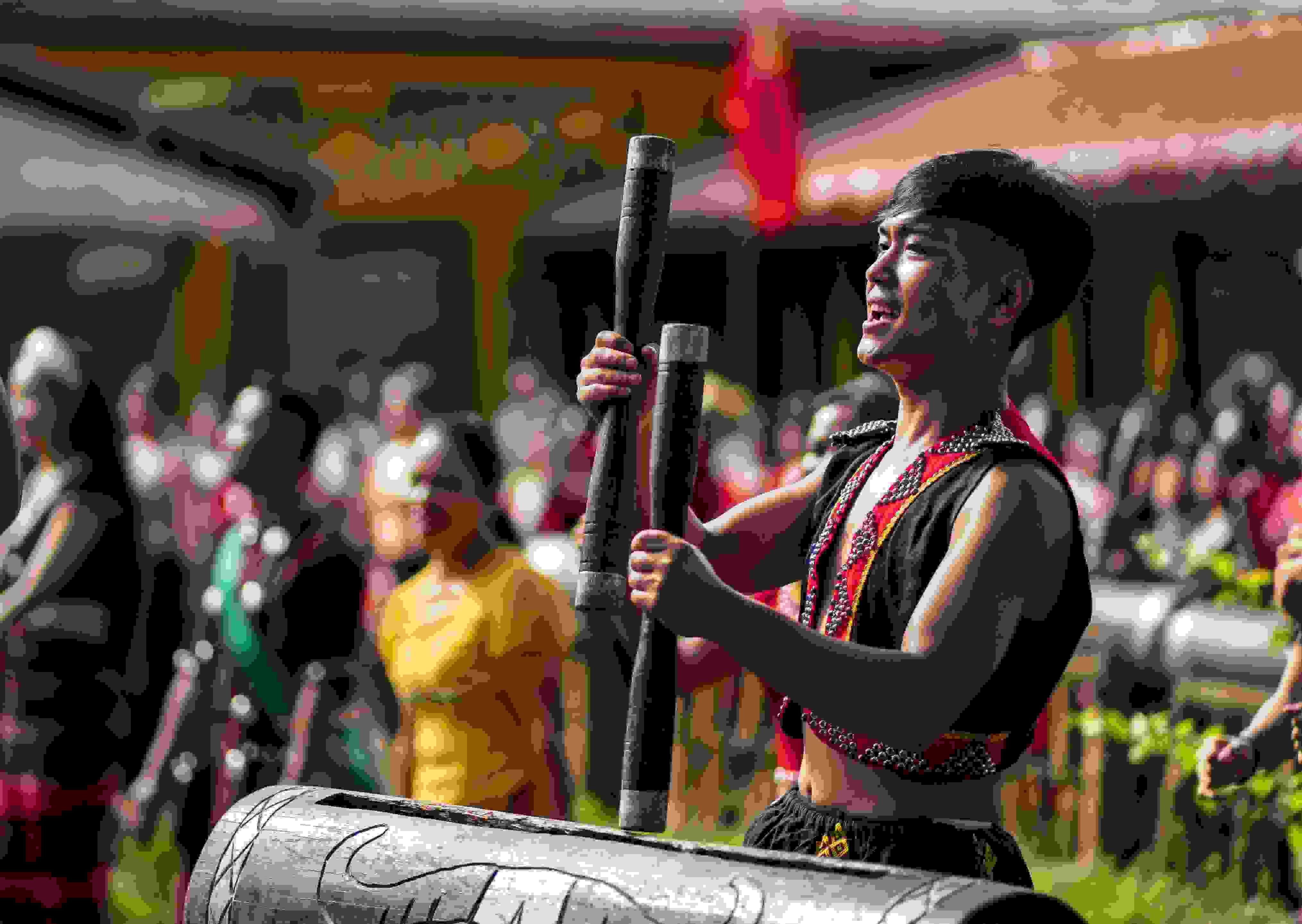 云南省滄源縣班洪鄉(xiāng)班洪村的佤族群眾唱響《阿佤人民唱新歌》（2021年8月20日攝）。