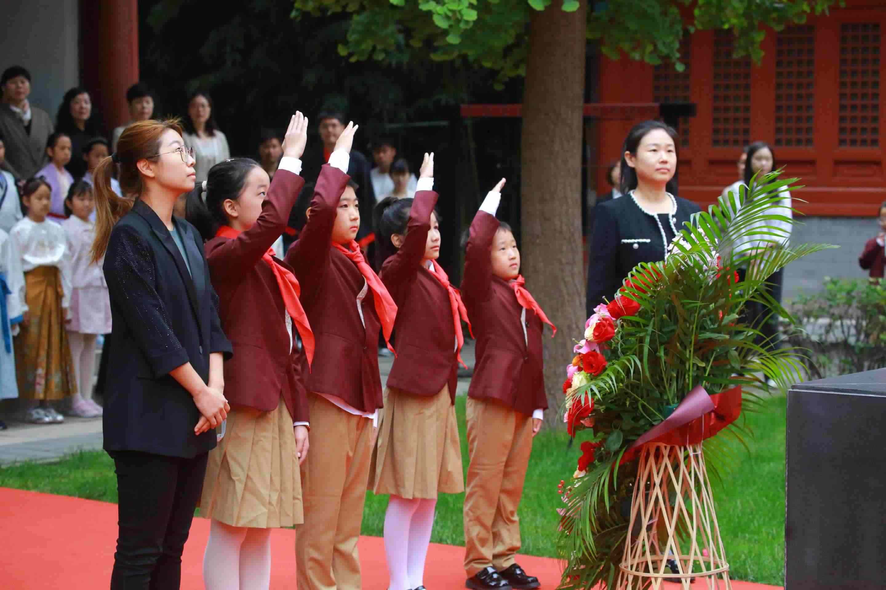 少先隊(duì)員敬獻(xiàn)花籃。校方供圖