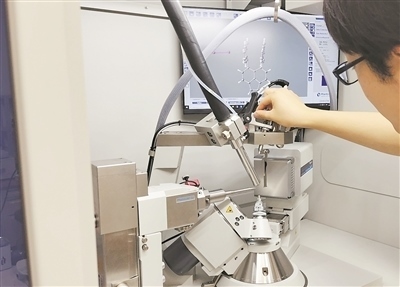 科研人員使用X射線衍射儀研究σ鍵。圖片來源：日本北海道大學(xué)