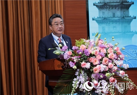 國—東盟中心秘書長史忠俊在“走進中華文明——海絲印記 世遺泉州”主題人文交流活動中致辭。人民網(wǎng) 王婧攝