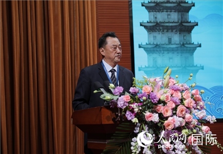 北京語言大學(xué)黨委書記倪海東在“走進中華文明——海絲印記 世遺泉州”主題人文交流活動中致辭。人民網(wǎng) 王婧攝