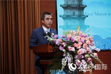 泉州市人民政府副市長姚飛在“走進中華文明——海絲印記 世遺泉州”主題人文交流活動中致辭。人民網(wǎng) 王婧攝