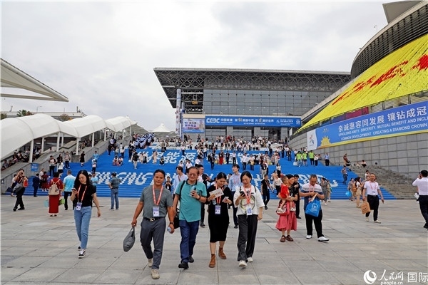 第二十一屆東博會(huì)展館外，參觀者步行離場(chǎng)。人民網(wǎng)記者趙益普攝