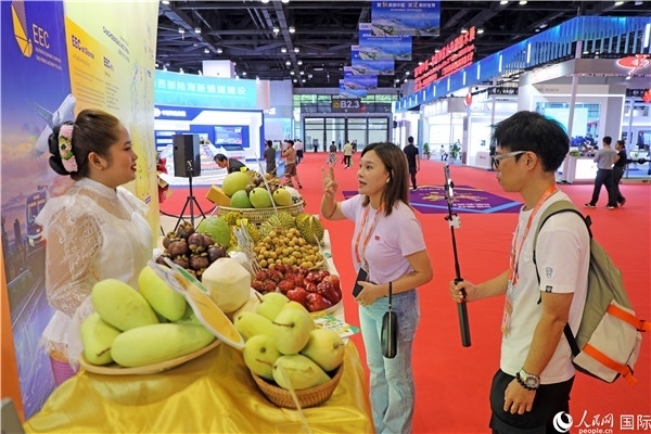 在東博會(huì)泰國(guó)展區(qū)，參觀者在向泰方工作人員了解泰國(guó)水果情況。人民網(wǎng)記者趙益普攝