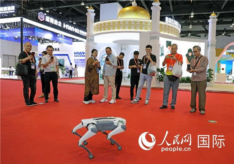 東博會上，觀眾正在參觀一只機器狗。綠色能源、新能源汽車、綠色農(nóng)產(chǎn)品等成為本屆東博會觀眾關(guān)注的焦點。人民網(wǎng)記者 趙益普攝