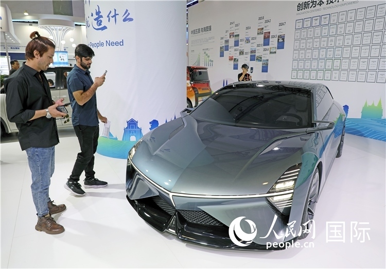 東博會上，上汽通用五菱展出的一款名為“東盟之光”的新能源概念車吸引參觀者駐足。人民網(wǎng)記者趙益普攝