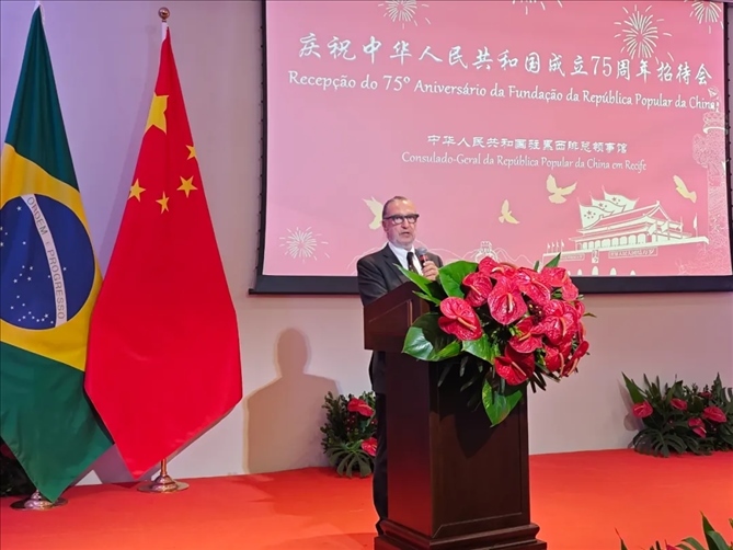 巴西外交部駐東北部地區(qū)辦公室主任德寶拉大使在招待會(huì)上致辭。 中國(guó)駐累西腓總領(lǐng)館供圖