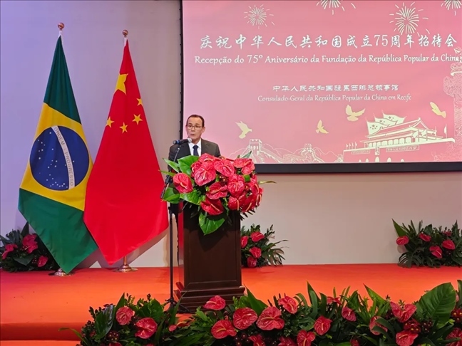 塞爾希培州州長(zhǎng)代表、副州長(zhǎng)索布拉爾在招待會(huì)上致辭。 中國(guó)駐累西腓總領(lǐng)館供圖