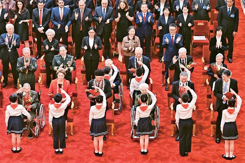 2024年9月29日，中華人民共和國國家勛章和國家榮譽(yù)稱號(hào)頒授儀式在北京人民大會(huì)堂隆重舉行。圖為少先隊(duì)員向國家勛章和國家榮譽(yù)稱號(hào)獲得者敬禮致意。 新華社記者 岳月偉/攝