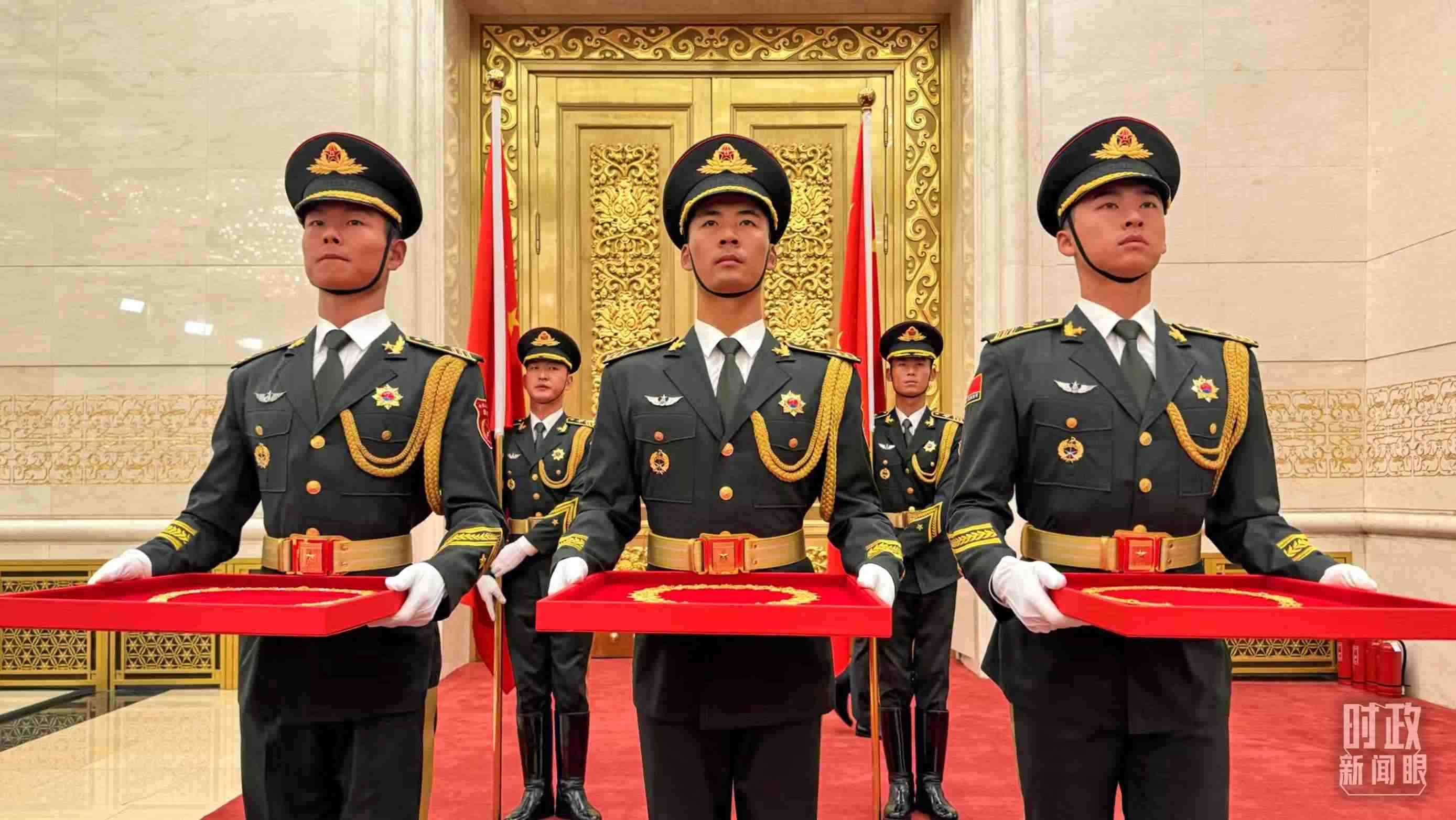 禮兵手捧共和國勛章、友誼勛章和國家榮譽稱號獎章。（總臺央視記者李增仁拍攝）
