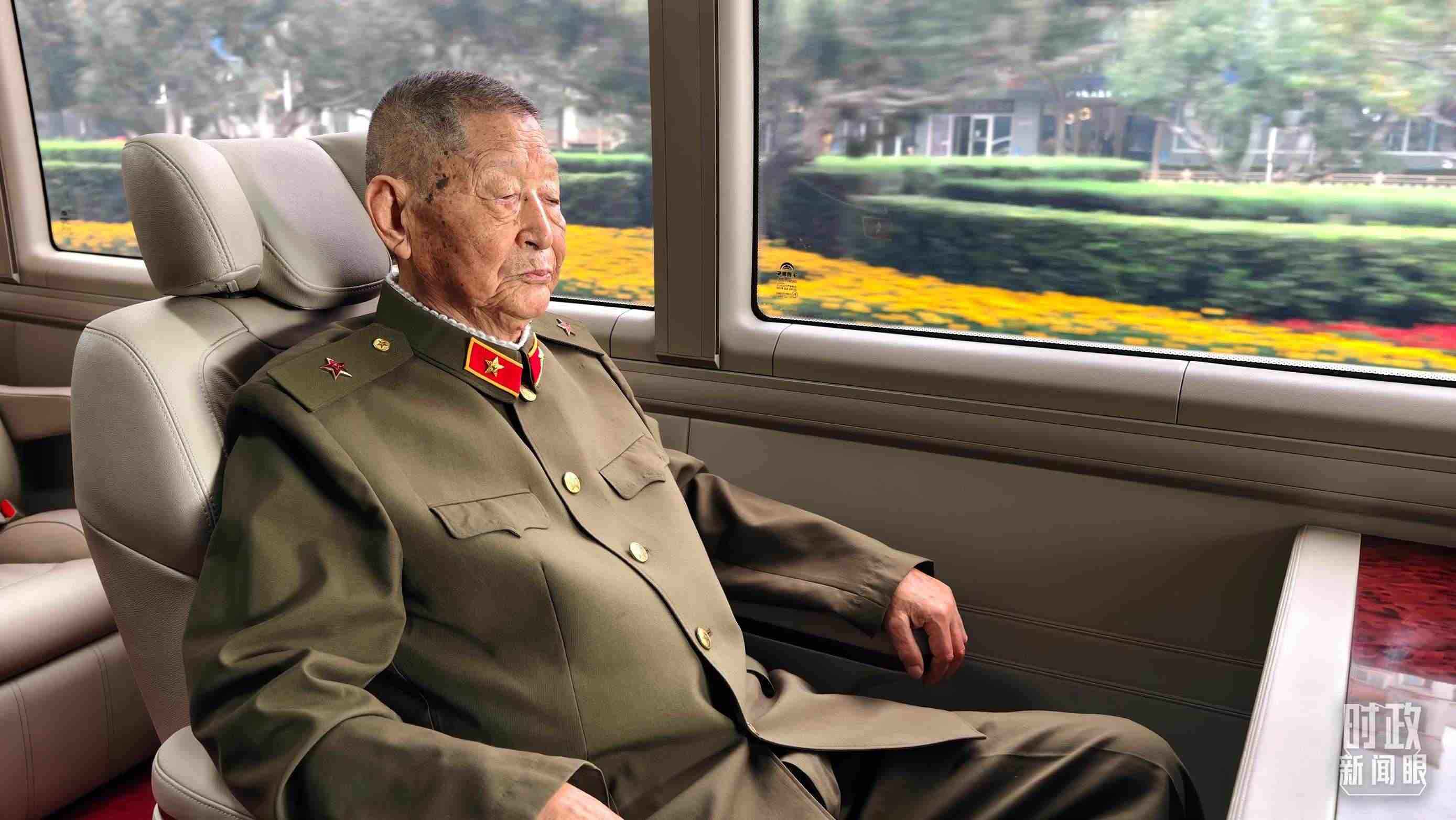 “共和國勛章”獲得者黃宗德乘坐禮賓車前往人民大會堂。（總臺央視記者胡瑋拍攝）