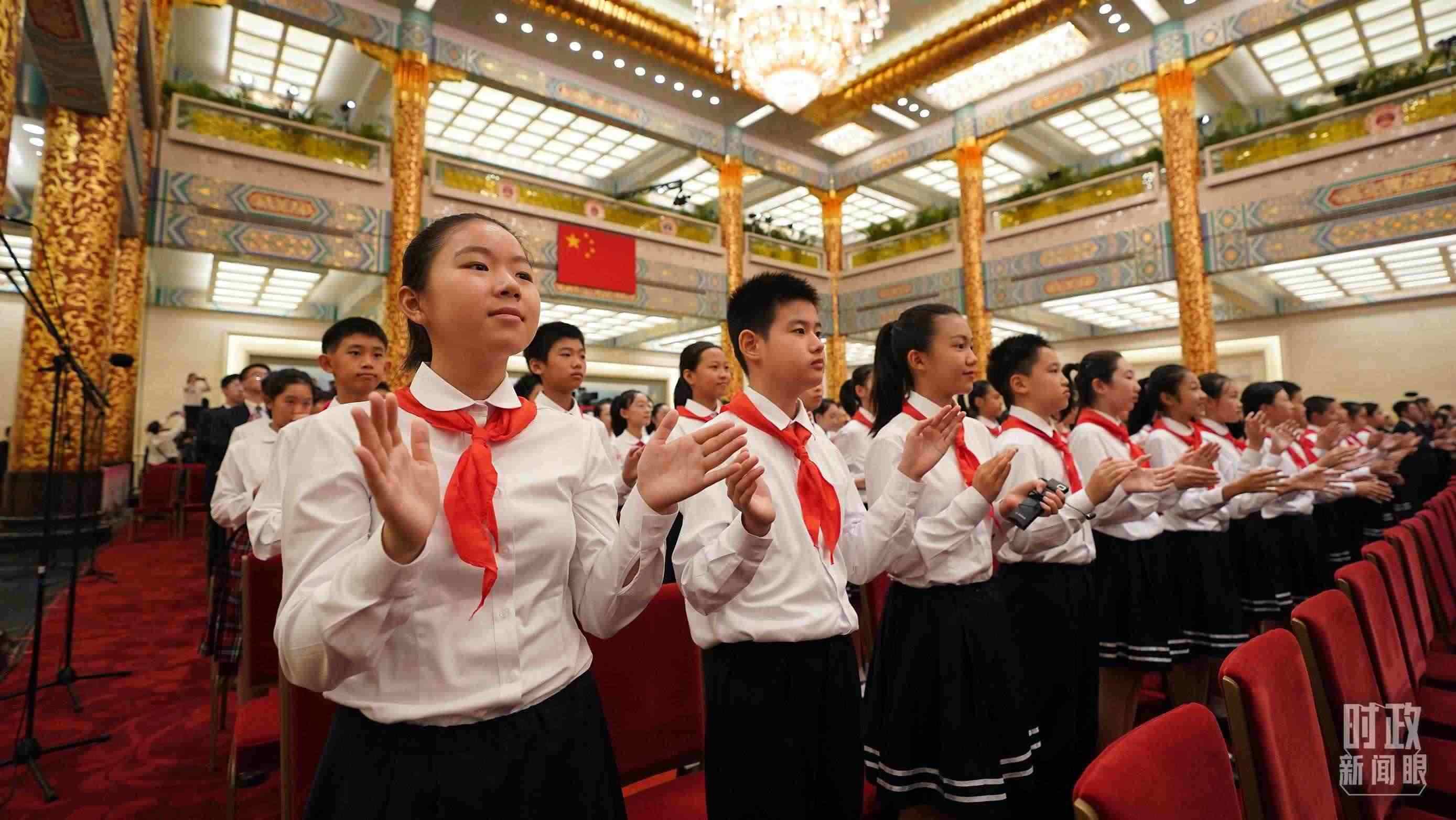 頒授儀式現(xiàn)場的少先隊員。（總臺記者李晉拍攝）