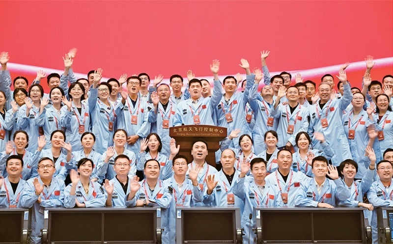 嫦娥六號(hào)完成了人類歷史上首次月球背面采樣，突破了多項(xiàng)關(guān)鍵技術(shù)，是我國建設(shè)航天強(qiáng)國、科技強(qiáng)國取得的又一標(biāo)志性成果，是我國探月工程的重要里程碑。圖為2024年6月25日，嫦娥六號(hào)任務(wù)圓滿成功后，工作人員在北京航天飛行控制中心合影。 新華社記者 金良快/攝