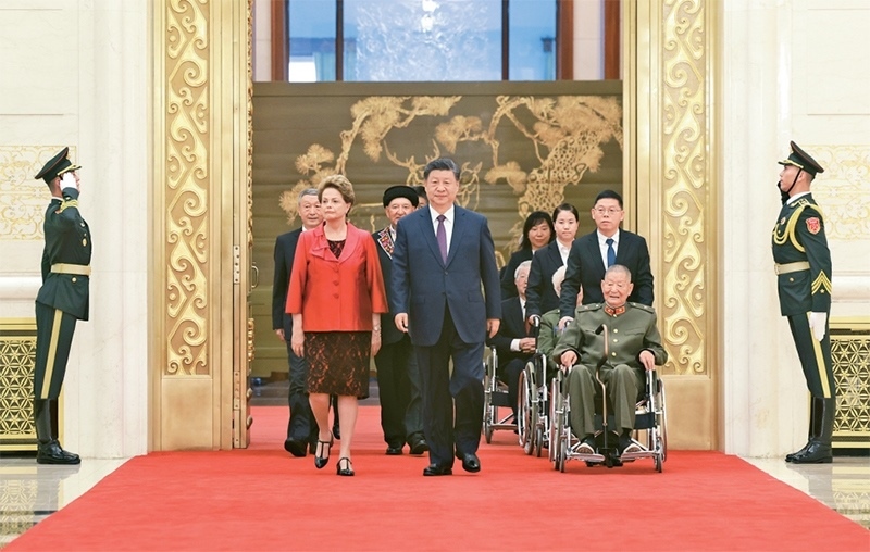 2024年9月29日，中華人民共和國國家勛章和國家榮譽稱號頒授儀式在北京人民大會堂金色大廳隆重舉行。中共中央總書記、國家主席、中央軍委主席習(xí)近平同國家勛章和國家榮譽稱號獲得者一同步入會場。 新華社記者 王曄/攝