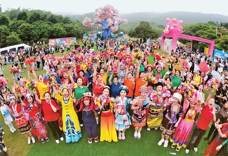 自2014年起，廣西持續(xù)舉辦“廣西三月三·八桂嘉年華”活動(dòng)，各地民族民俗活動(dòng)次第登臺(tái)，精彩紛呈，這個(gè)傳統(tǒng)民族節(jié)慶已演變?yōu)楦髯迦嗣窆蚕砉矘返墓?jié)日盛會(huì)和知名文化旅游品牌。圖為2024年4月11日在南寧市拍攝的活動(dòng)主會(huì)場。 新華社記者 周華/攝