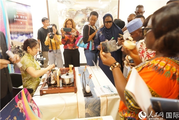 觀眾品嘗金華舉巖茶。人民網(wǎng)記者 姜宣攝