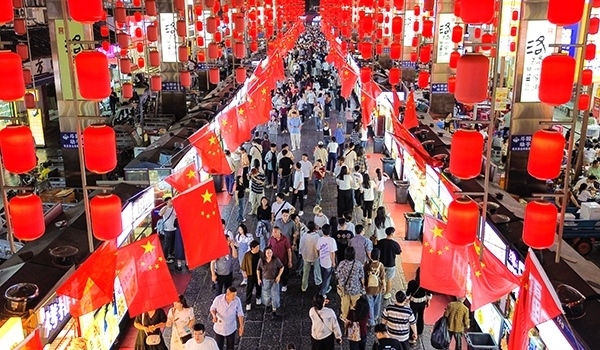 國(guó)慶臨近，河南省洛陽(yáng)市老城歷史文化街區(qū)裝扮一新，國(guó)旗招展，處處洋溢著濃厚的國(guó)慶節(jié)日氛圍。來(lái)源：人民圖片網(wǎng)