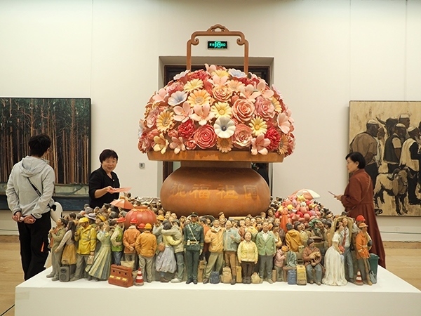 2024年9月28日，觀眾在中國(guó)美術(shù)館參觀“慶祝中華人民共和國(guó)成立75周年——第十四屆全國(guó)美術(shù)作品展覽進(jìn)京作品展”。杜建坡攝。來(lái)源：人民圖片網(wǎng)