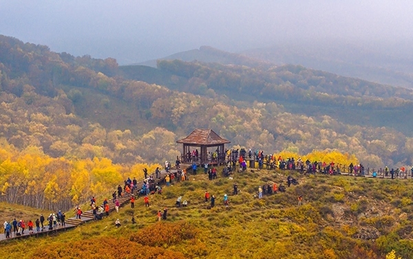2024年9月27日，內(nèi)蒙古自治區(qū)赤峰市克什克騰旗烏蘭布統(tǒng)景區(qū)層林盡染，游人如織，風(fēng)光如畫(huà)。來(lái)源：人民圖片網(wǎng)