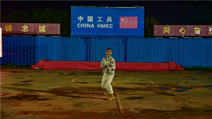 官兵帶來精彩的雙節(jié)棍表演。馬騫攝