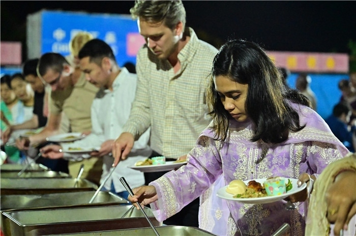 外國友人品嘗中國美食。馬騫攝