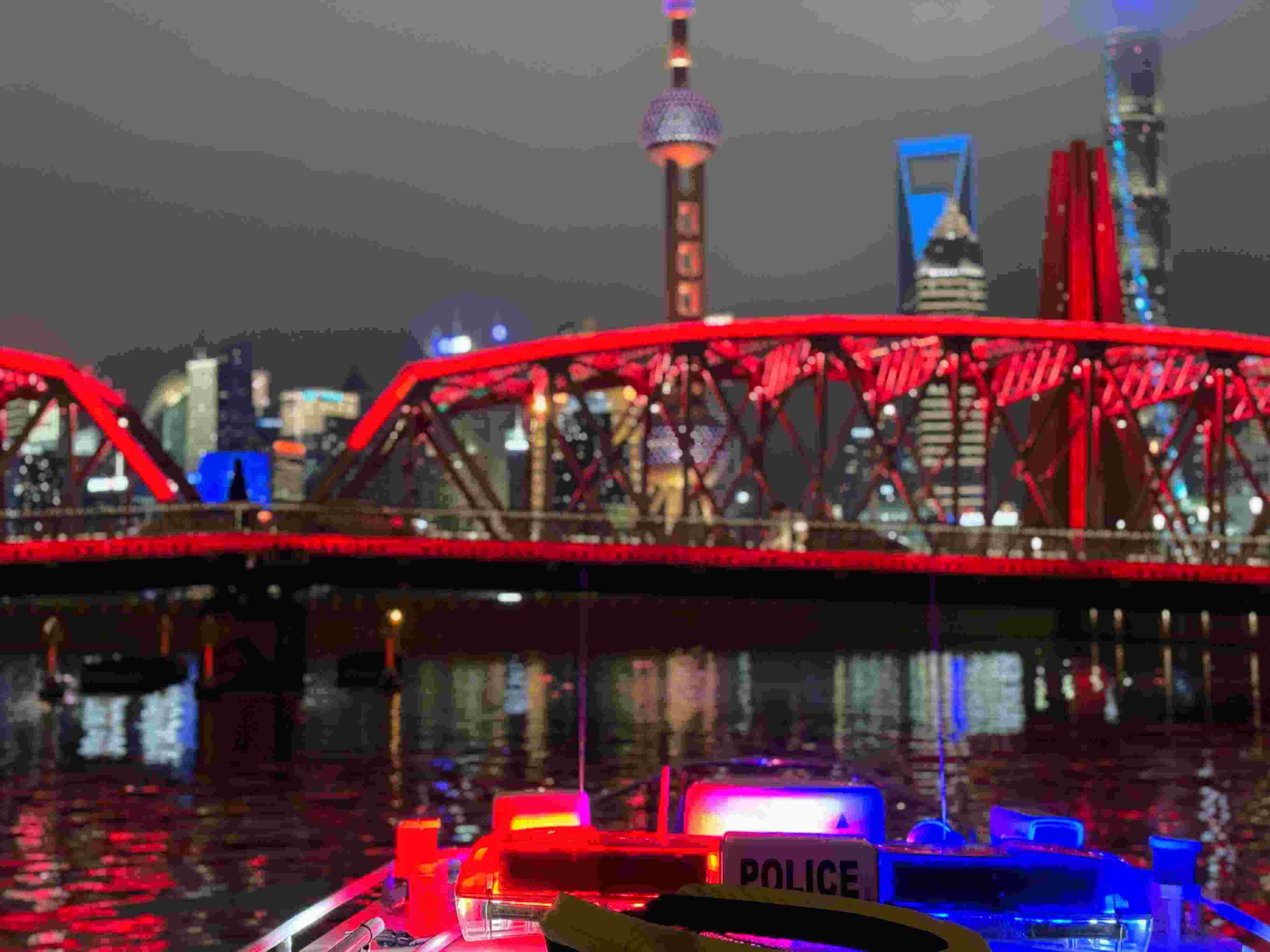 公安艇夜間巡邏。人民網(wǎng)記者 郝萍攝